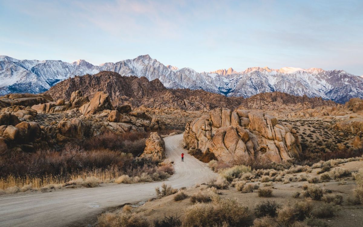 JPG image, showing a landscape with mountains